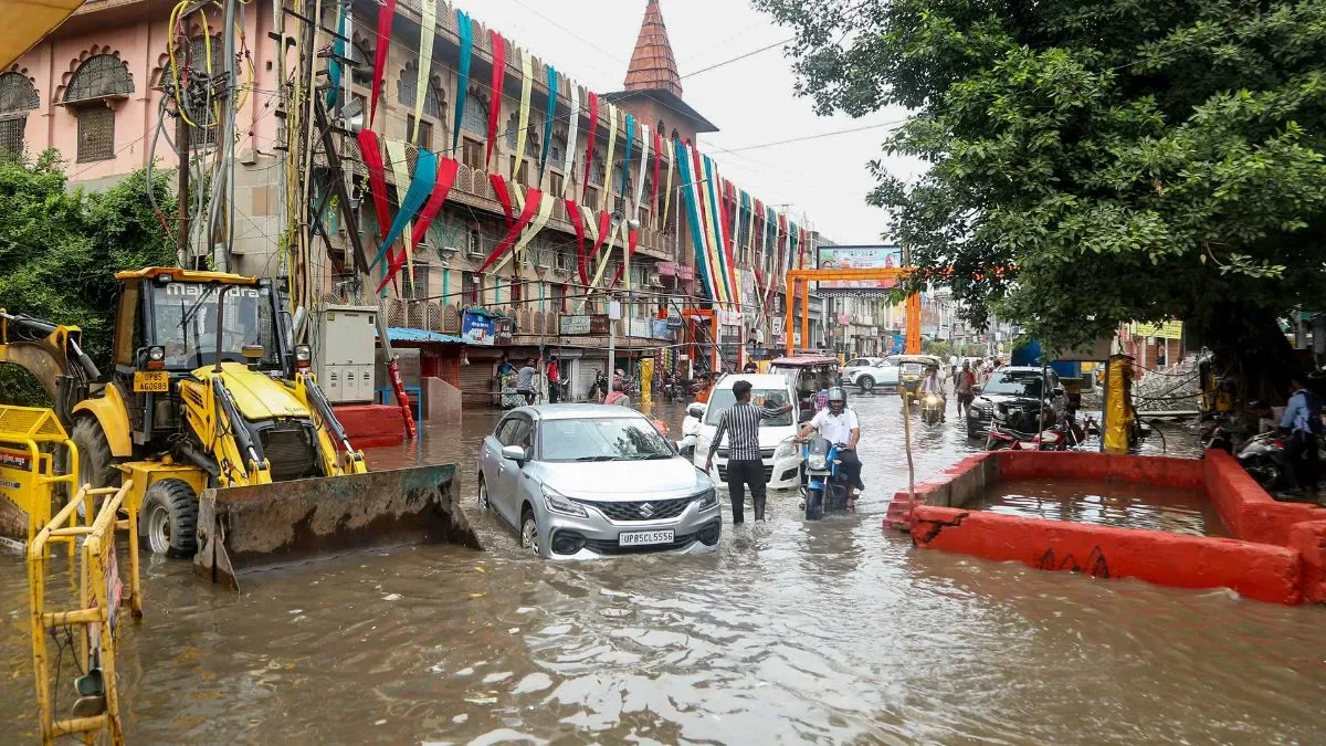 मौसम की चेतावनी: यूपी के 13 जिलों में भारी बारिश और बाढ़ का अलर्ट, काशी में गंगा नदी खतरे के निशान के करीब