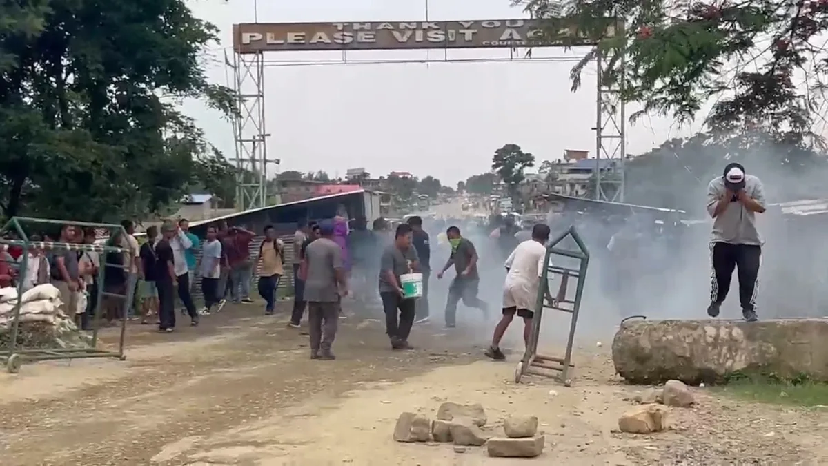 हिंसक प्रदर्शन: कांगपोकपी में छह ग्रामीणों की हिरासत के बाद तनाव, सुरक्षा बलों ने छोड़े आंसू गैस के गोले