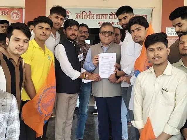 खेलकूद की मांग: एबीवीपी ने तात्या टोपे यूनिवर्सिटी में स्पोर्ट्स टूर्नामेंट कराने के लिए सौंपा ज्ञापन