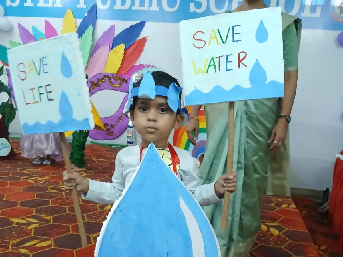 नन्हें कलाकारों का कमाल: फैंसी ड्रेस प्रतियोगिता में संस्कृति से तकनीक तक के अनोखे संदेश दिए गए