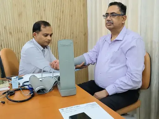 स्वास्थ्य परीक्षण अभियान: पूर्वांचल विश्वविद्यालय में 130 लोगों के स्वास्थ्य की हुई जांच