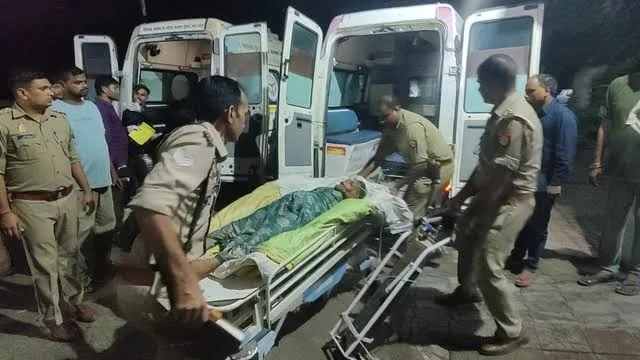 दर्दनाक सड़क हादसा: उत्तर प्रदेश के बागपत में गाड़ी डिवाइडर से टकराकर पलटी, चार की मौत और बत्तीस घायल