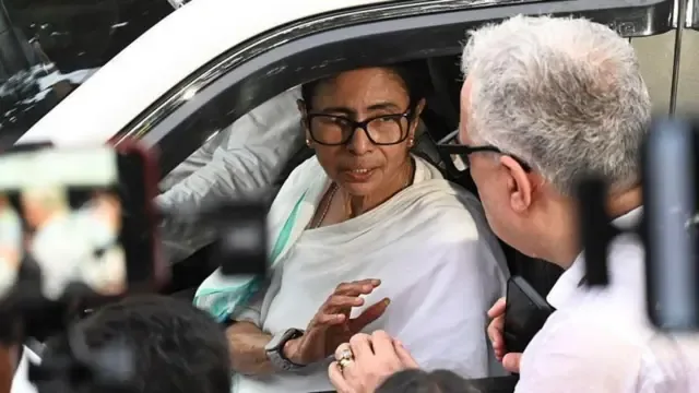 राजनीतिक संकट: सुप्रीम कोर्ट पहुंचीं ममता बनर्जी, टीएमसी के नाम और चुनाव चिन्ह को लेकर बड़ा झटका