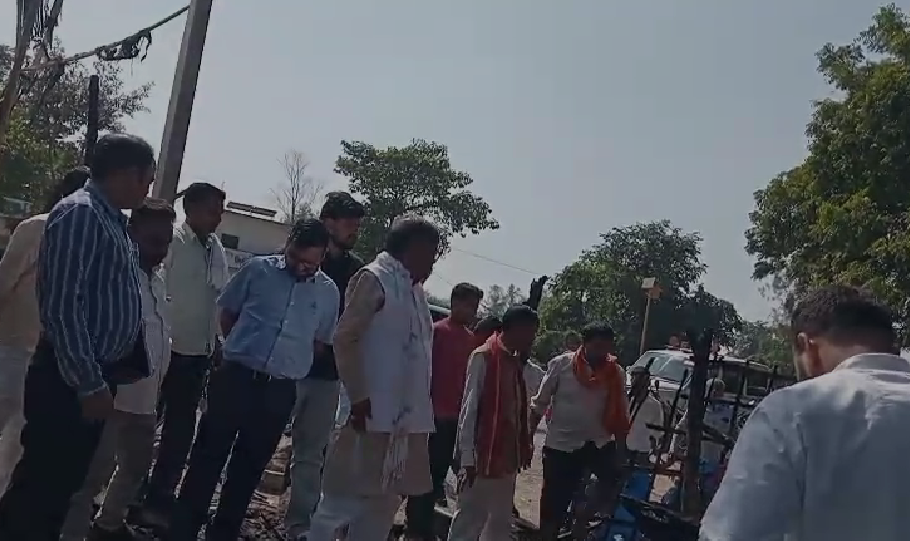 अयोध्या : चाय के होटल में लगी भीषण आग, लाखों का नुकसान; भाजपा विधायक ने दिया मदद का भरोसा