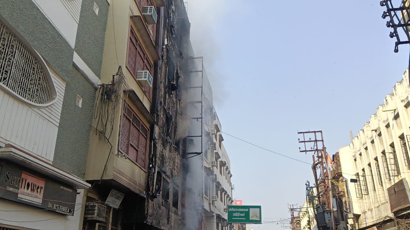 वाराणसी में 3 मंजिला इमारत में लगी आग,फायर ब्रिगेड ने  सीढ़ी लगाकर युवक को बचाया