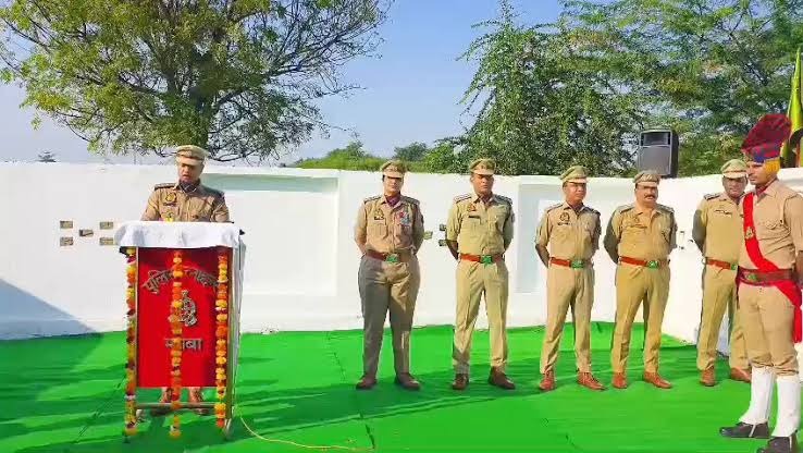 Mahoba : पुलिस स्मृति दिवस पर शहीद जवानों को दी गई श्रद्धांजलि, एसपी ने किया नमन
