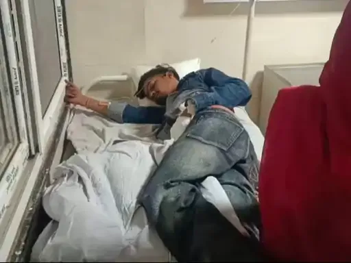 चाकू से हमला: झांकी देखकर लौट रहे युवकों पर पूर्व मंत्री की कोठी के पास जानलेवा हमला