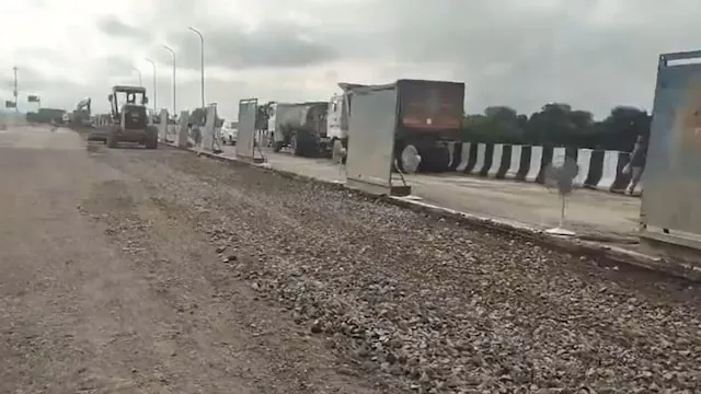 सड़क की बदहाली: लखनऊ-कानपुर एक्सप्रेसवे पर बिना बारिश के ही उखड़ी सड़क, 4200 करोड़ की लागत पर उठे सवाल