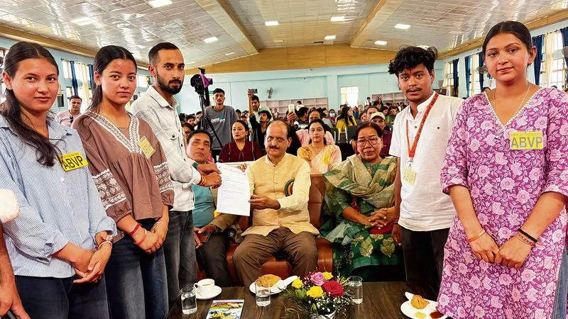 छात्र संगठन की मांग: एबीवीपी ने एसपीयू के कुलपति को सौंपा ज्ञापन