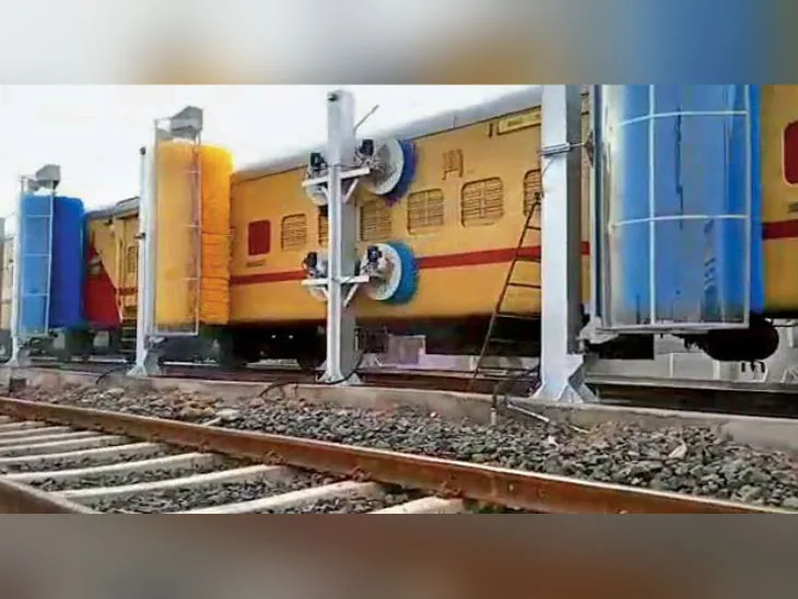 बस्ती में रेल संकट: ट्रेनों का मार्ग बदलने से यात्री परेशान, सड़क मार्ग ही एकमात्र सहारा
