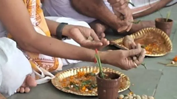 अनोखा विरोध प्रदर्शन: अधिकारियों के पितरों के लिए तर्पण और पिंडदान का अनूठा निर्णय