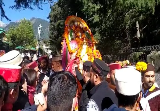 उत्सव का आरंभ: कुल्लू दशहरा के लिए रवाना हुईं माता हिडिम्बा
