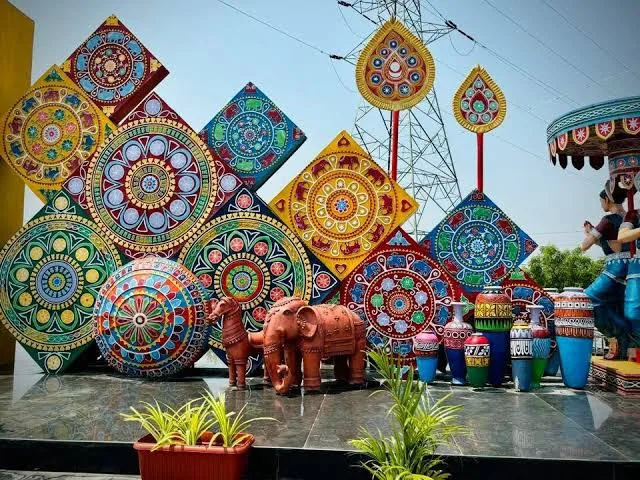 उत्पाद प्रदर्शनी: मुरादाबाद में हस्तशिल्प मेले की धूम, खरीदार खरीद रहे फर्नीचर और सजावटी सामान