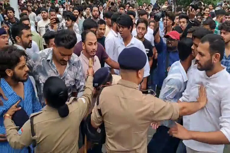 छात्र राजनीति बहाली की मांग: कानपुर विवि में एलएलबी छात्रों ने किया उग्र प्रदर्शन