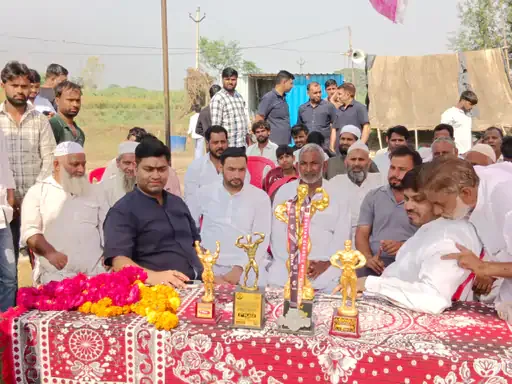 बॉडीबिल्डिंग प्रतियोगिता में जीत: मोइन खान को दिग्विजय सिसोदिया ने किया सम्मानित