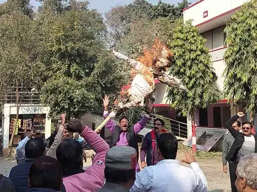 गोरखपुर बीएसए कार्यालय पर प्रदर्शन: निलंबन की कार्रवाई के खिलाफ विरोध