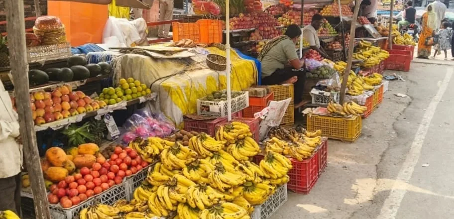 त्योहारी बाजार का हाल: नवरात्र के फलाहार पर महंगाई की भारी मार