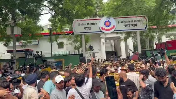 राजनीतिक विरोध प्रदर्शन: संसद मार्ग थाने के बाहर यूथ कांग्रेस का हंगामा और पुलिस कार्रवाई