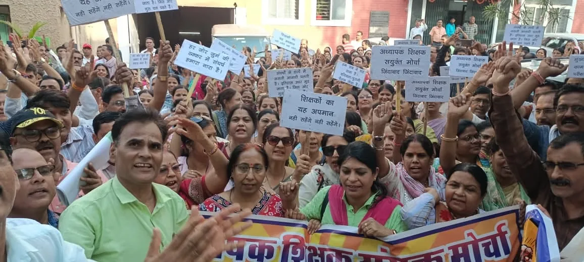 अभ्यर्थियों का प्रदर्शन: शिक्षा मंत्री पर सवाल उठाते हुए भोपाल की सड़कों पर उतरे हजारों शिक्षक अभ्यर्थी और कई हिरासत में