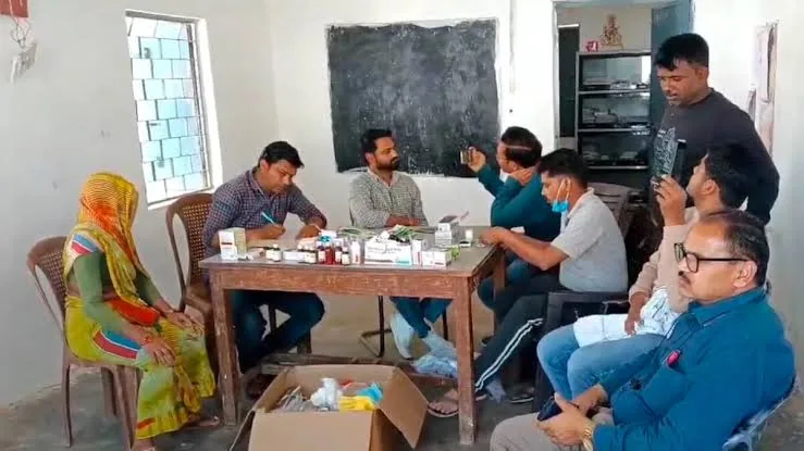 भंडारे का खाना: धौलपुर के ग्रामीण हुए बीमार, अस्पताल में भर्ती