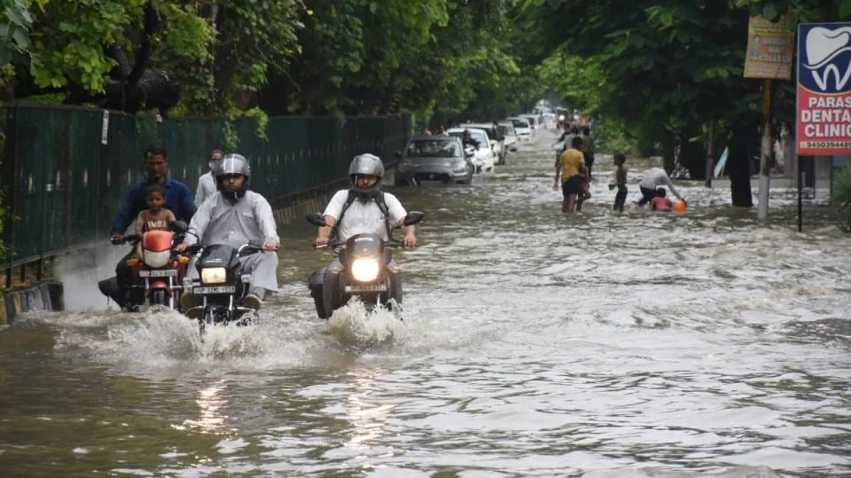 मौसम में बदलाव: 16 जिलों में बारिश का अलर्ट और लखनऊ में बाढ़ का प्रकोप