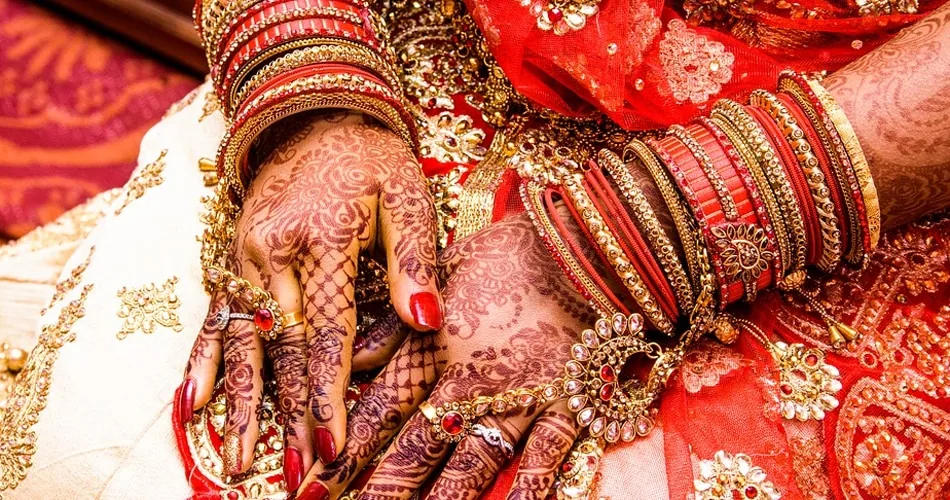 बाजारों में रौनक: ग्रेटर नोएडा में करवा चौथ के लिए दो हजार से पचास हजार तक की साड़ियां उपलब्ध