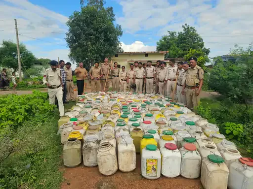 अवैध शराब जब्ती: कटनी पुलिस ने 60 लीटर महुआ शराब के साथ आरोपी को पकड़ा