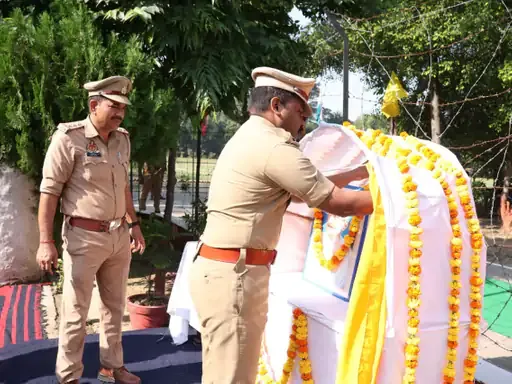 अमेठी में पुलिस का सम्मान: उत्कृष्ट कार्य करने वाले 14 पुलिसकर्मियों को किया गया पुरस्कृत