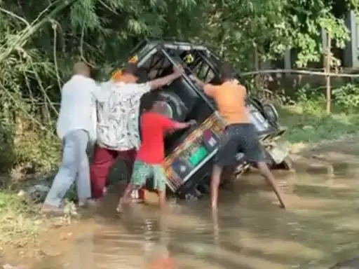 सड़क दुर्घटना: इकाउना के सेमगढ़ा में गड्ढे के कारण ई-रिक्शा पलटने से चालक घायल