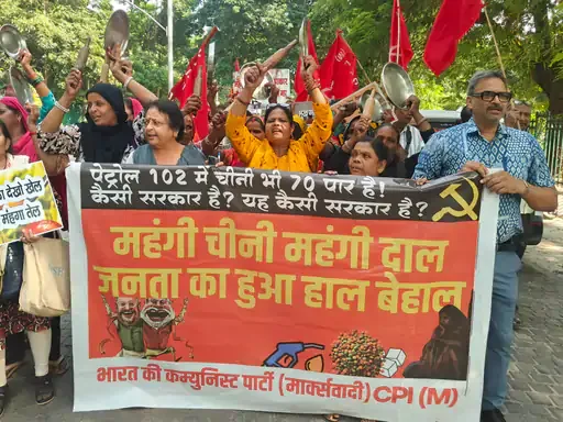 बढ़ती महंगाई का विरोध: लखनऊ में कलेक्ट्रेट के सामने महिलाओं ने निकाली खाली थाली और बेलन मार्च