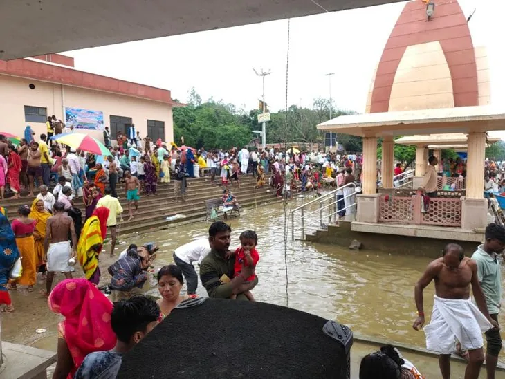 धार्मिक आयोजन: सीतापुर के नैमिषारण्य में पितृ विसर्जन अमावस्या पर उमड़े श्रद्धालु