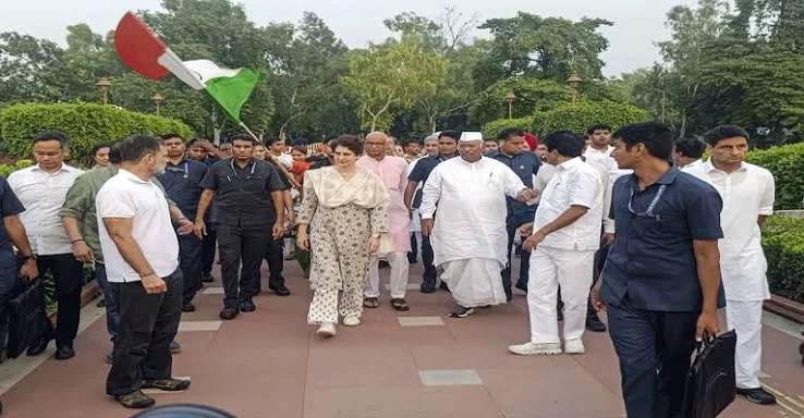 राजघाट पर विपक्ष का प्रदर्शन: सरकार की सद्बुद्धि के लिए की विशेष प्रार्थना