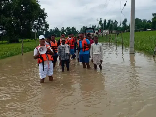 जलस्तर में गिरावट: सीतापुर में बाढ़ का पानी उतरने से घर तबाह और कमाई नष्ट