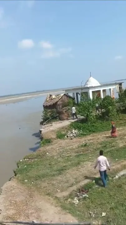 लखीमपुर खीरी में खतरा: शारदा नदी के कटाव से तीन घरों पर मंडराया संकट