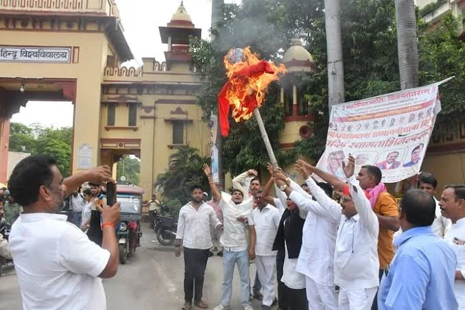 राजनीतिक विरोध: समाजवादी पार्टी ने मुख्य निर्वाचन आयुक्त का प्रतीकात्मक पुतला फूंका