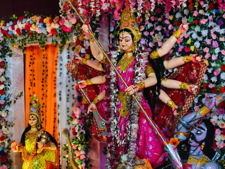 धार्मिक अनुष्ठान: लखनऊ में फूल चुनरी और प्रसाद से मां चंद्रघंटा का पूजन