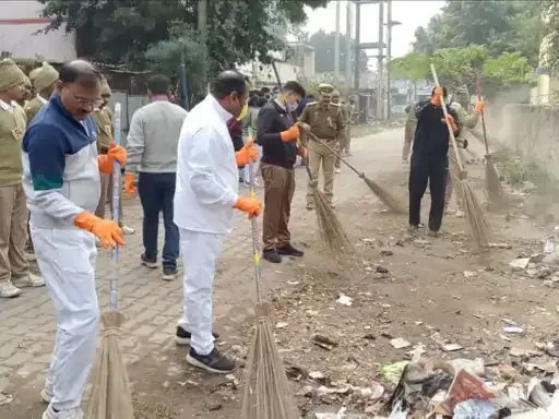 स्वच्छता अभियान: बलरामपुर बाजार परिसर में कलेक्टर और एसपी ने की सफाई