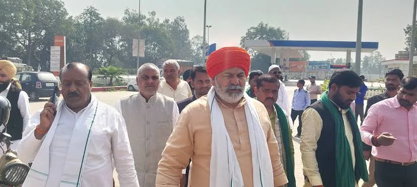गेट पर ताला: गन्ना संस्थान के मुख्य द्वार पर टिकैत ने शुरू किया धरना