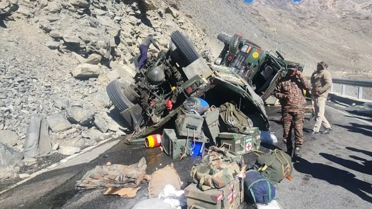 सड़क हादसा: किन्नौर में पलटे दो सैन्य ट्रक समेत तीन वाहन, चार जवान घायल