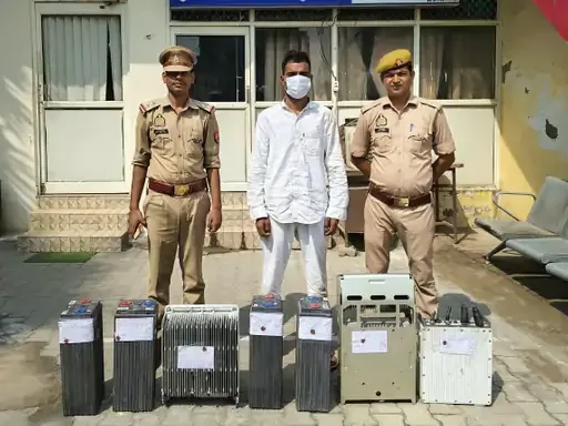 मोबाइल टावर उपकरण बरामद: नोएडा में मिले संचार नेटवर्क से जुड़े उपकरण