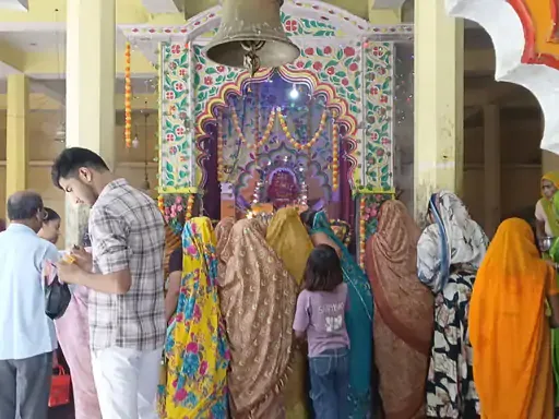 हमीरपुर में रौनक: शारदीय नवरात्र के पहले दिन बाजार में उमड़ी खरीदारों की भारी भीड़