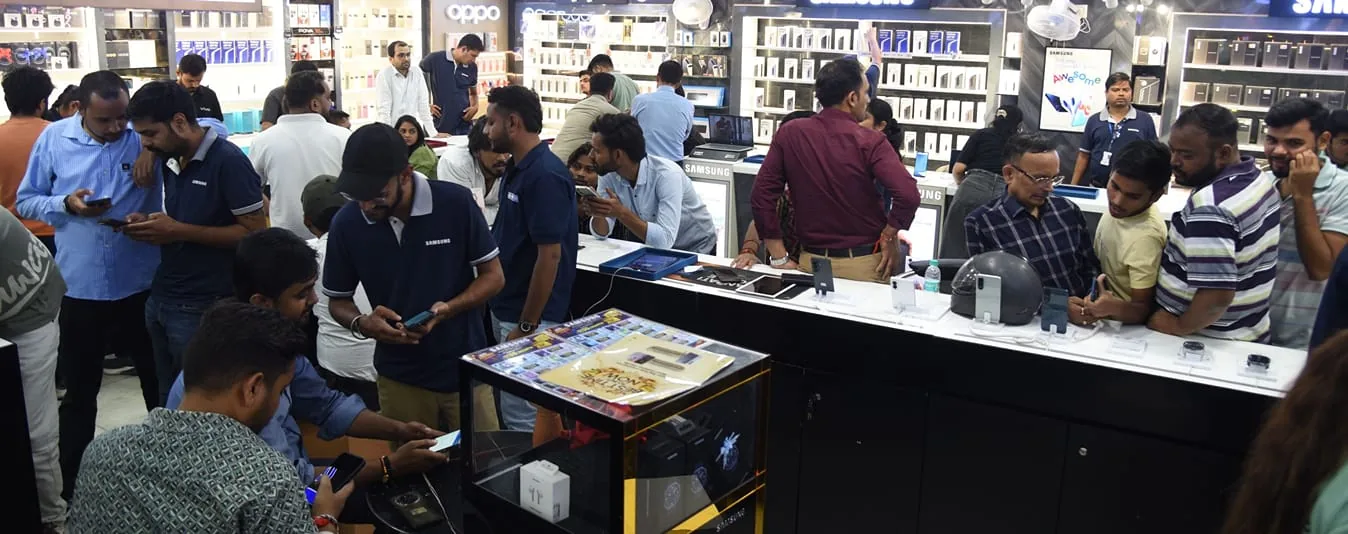 मोबाइल बाजार में रौनक: लखनऊ में बढ़ी खरीदारी और कारोबार की रफ्तार