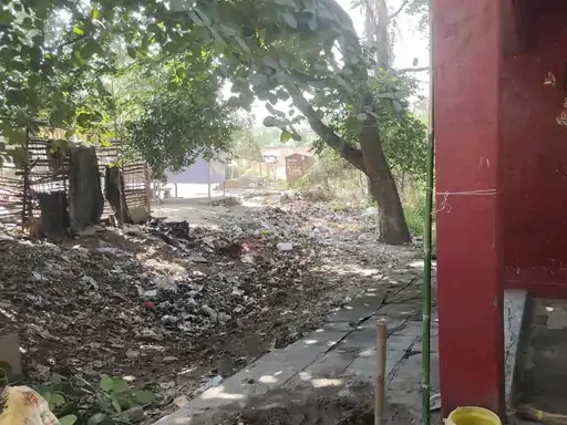 गंदगी पर आक्रोश: हनुमान मंदिर के पास कचरे से किसान और राहगीर परेशान, युवाओं की चेतावनी