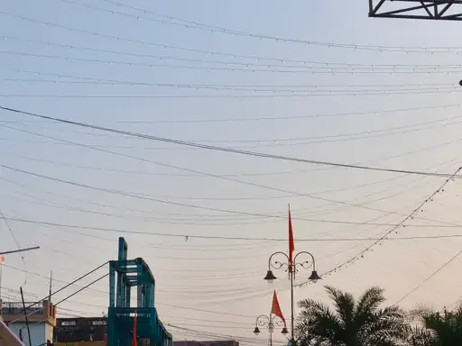 नवरात्रि की भव्य सजावट: गोरखपुर के बाबा गंभीरनाथ नगर में झालर और केसरिया झंडों से सजा बाजार