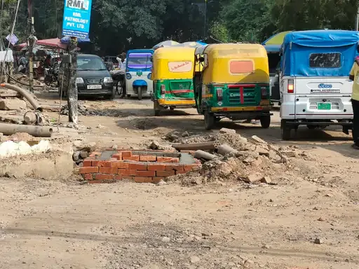 अवैध कब्जा और जाम: सिविल अस्पताल के रास्ते पर ऑटो और मैक्सीकैब ने बढ़ाई मुश्किलें