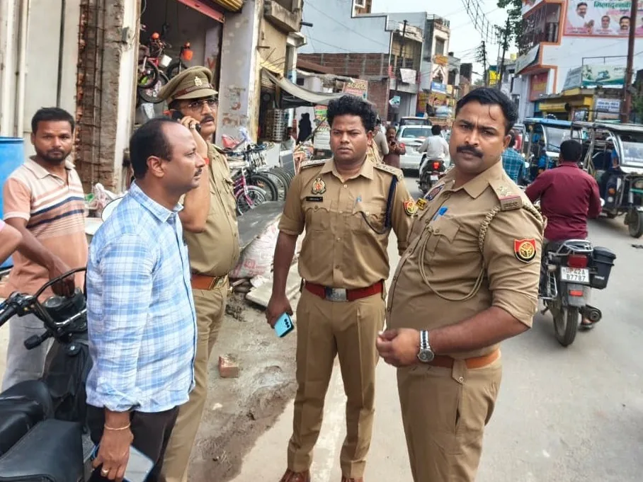 अयोध्या में सुरक्षा अलर्ट: दुर्गा पूजा और दशहरा शांतिपूर्ण मनाने के लिए पुलिस की पैदल गश्त