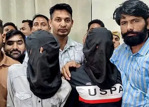 बड़ी कार्रवाई: टाइगर श्रॉफ फायरिंग मामले में दो महिलाओं सहित चार लोग गिरफ्तार