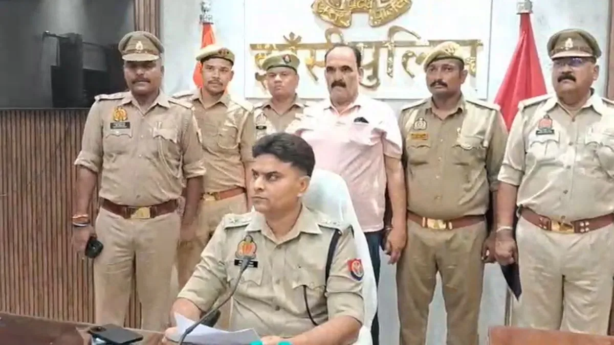 बड़ी कार्रवाई: झांसी में चल रही थी नकली सिगरेट फैक्ट्री, दो करोड़ का सामान जब्त और एक आरोपी गिरफ्तार