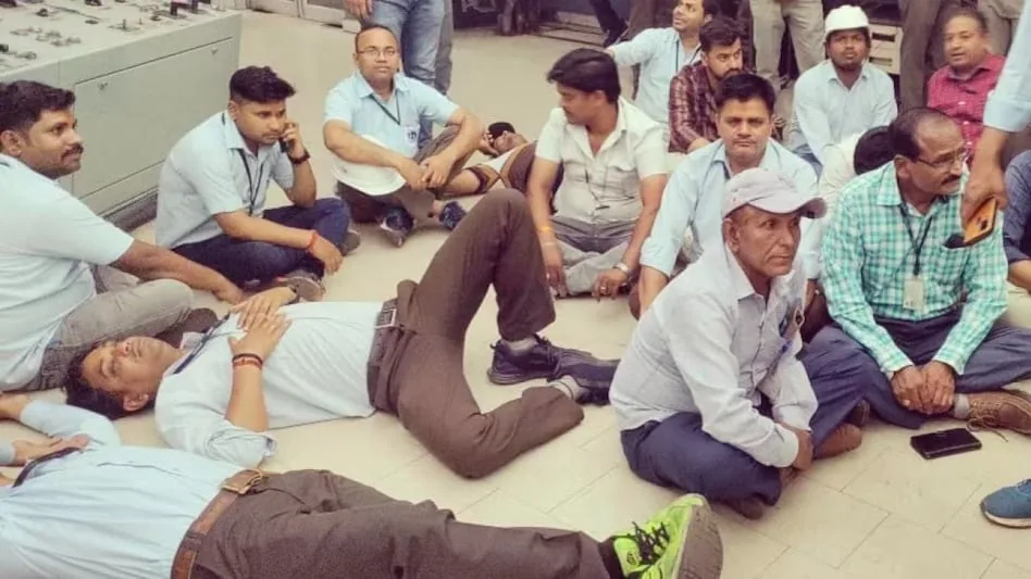 कर्मचारियों की हड़ताल: निजी कंपनी को लाइसेंस देने के विरोध में तीन दिन आंदोलन