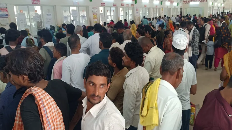 दवाओं की कमी: एसएन और जिला अस्पताल में मरीज परेशान, बाहर से खरीद रहे दवाएं